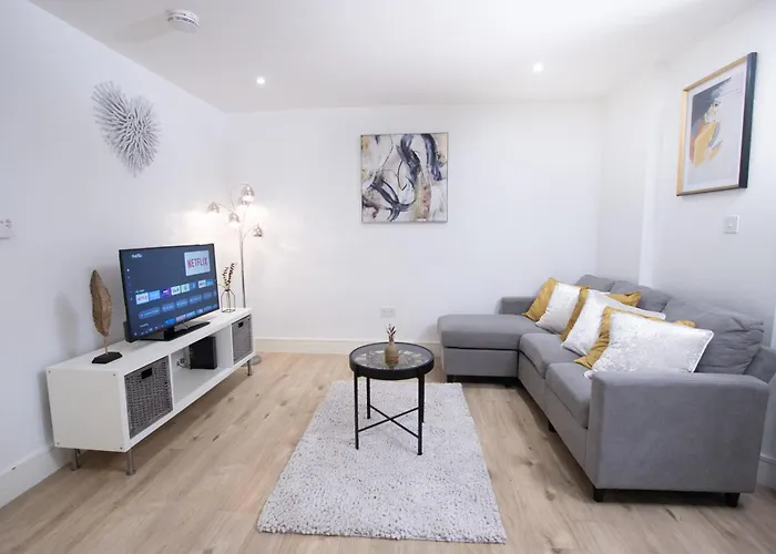 Midland Apartment I 1-Min Walk To Town Centre & Station I 8-Mins To Airport I Private Balcony