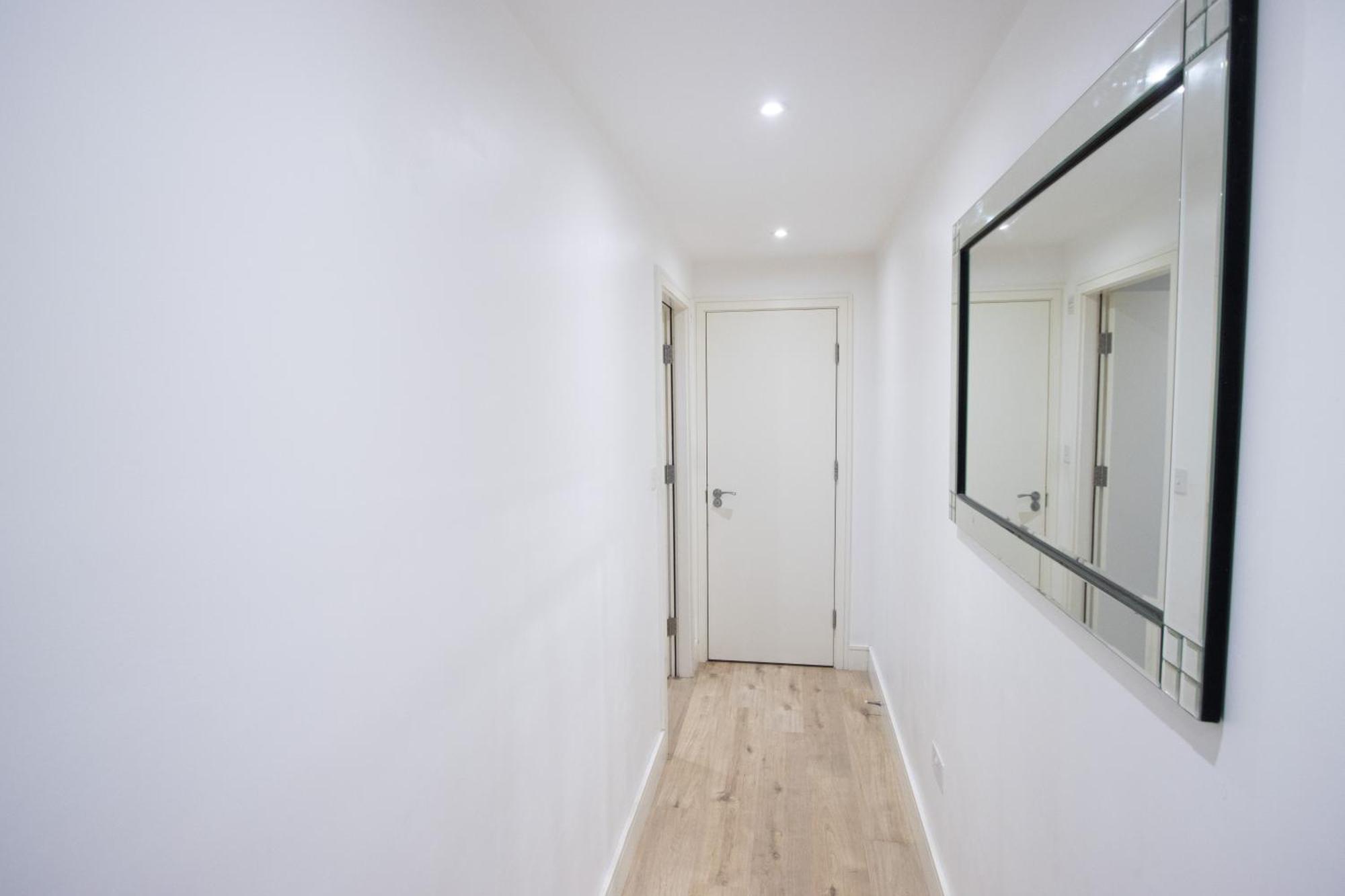 Midland I 1-min Walk To Town Centre & Station I 8-mins To Airport I Private Balcony Apartment Luton (Bedfordshire)