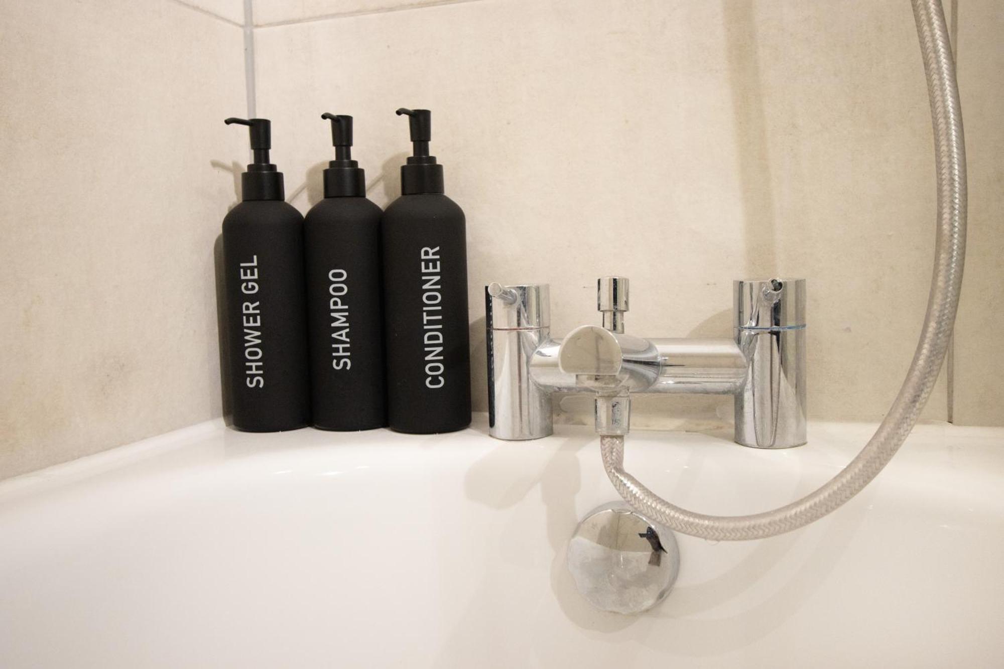Midland I 1-min Walk To Town Centre & Station I 8-mins To Airport I Private Balcony *