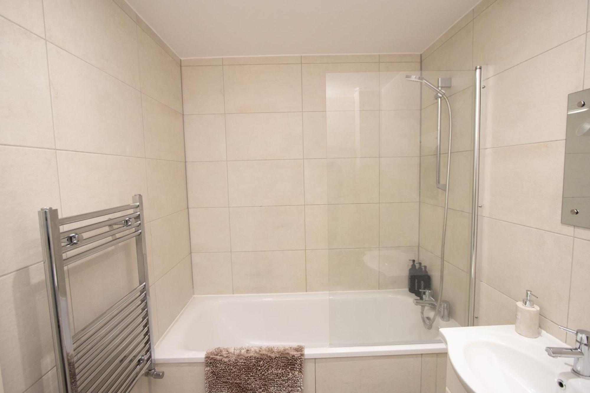 Midland I 1-min Walk To Town Centre & Station I 8-mins To Airport I Private Balcony Apartment *