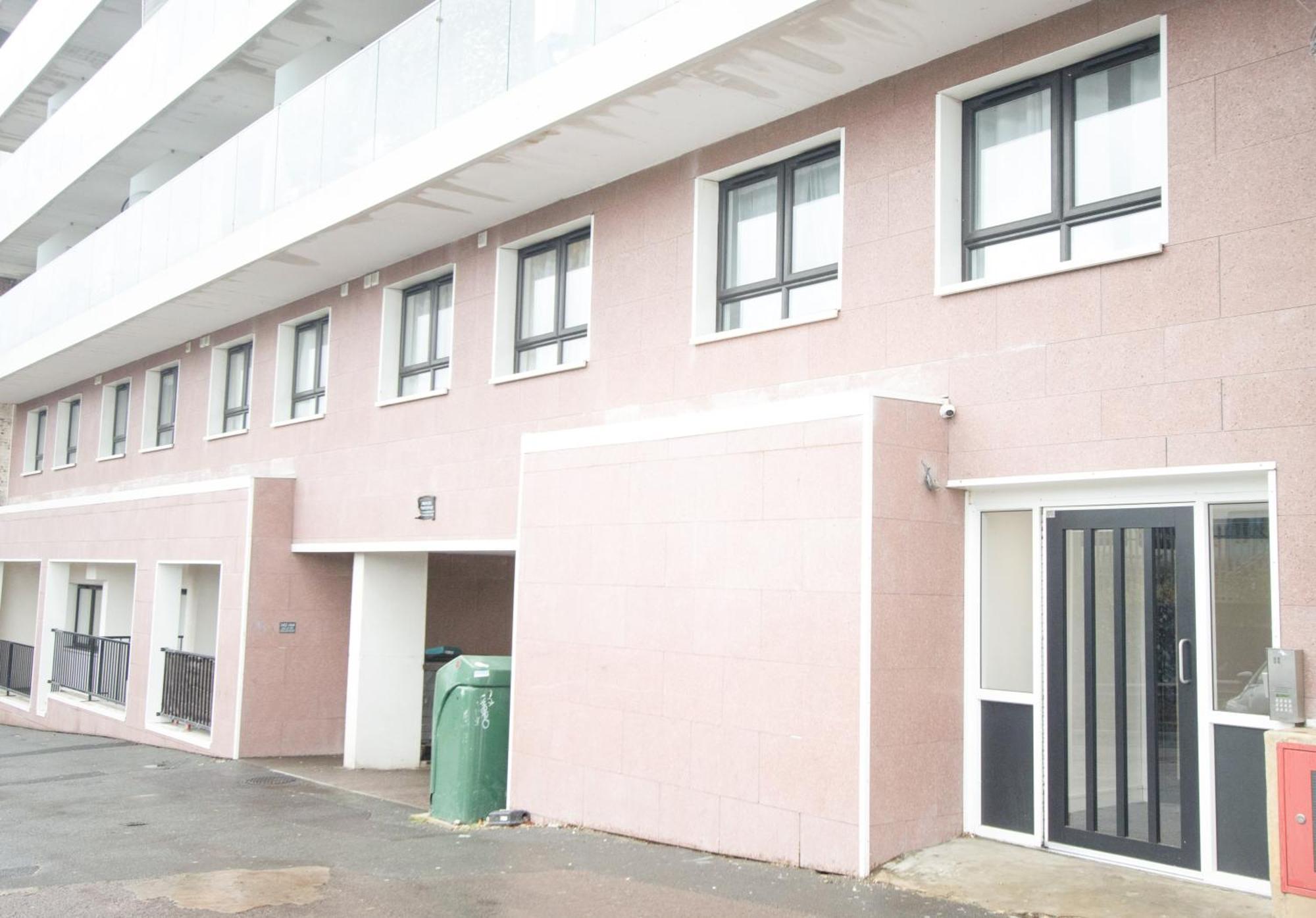 Midland I 1-min Walk To Town Centre & Station I 8-mins To Airport I Private Balcony
