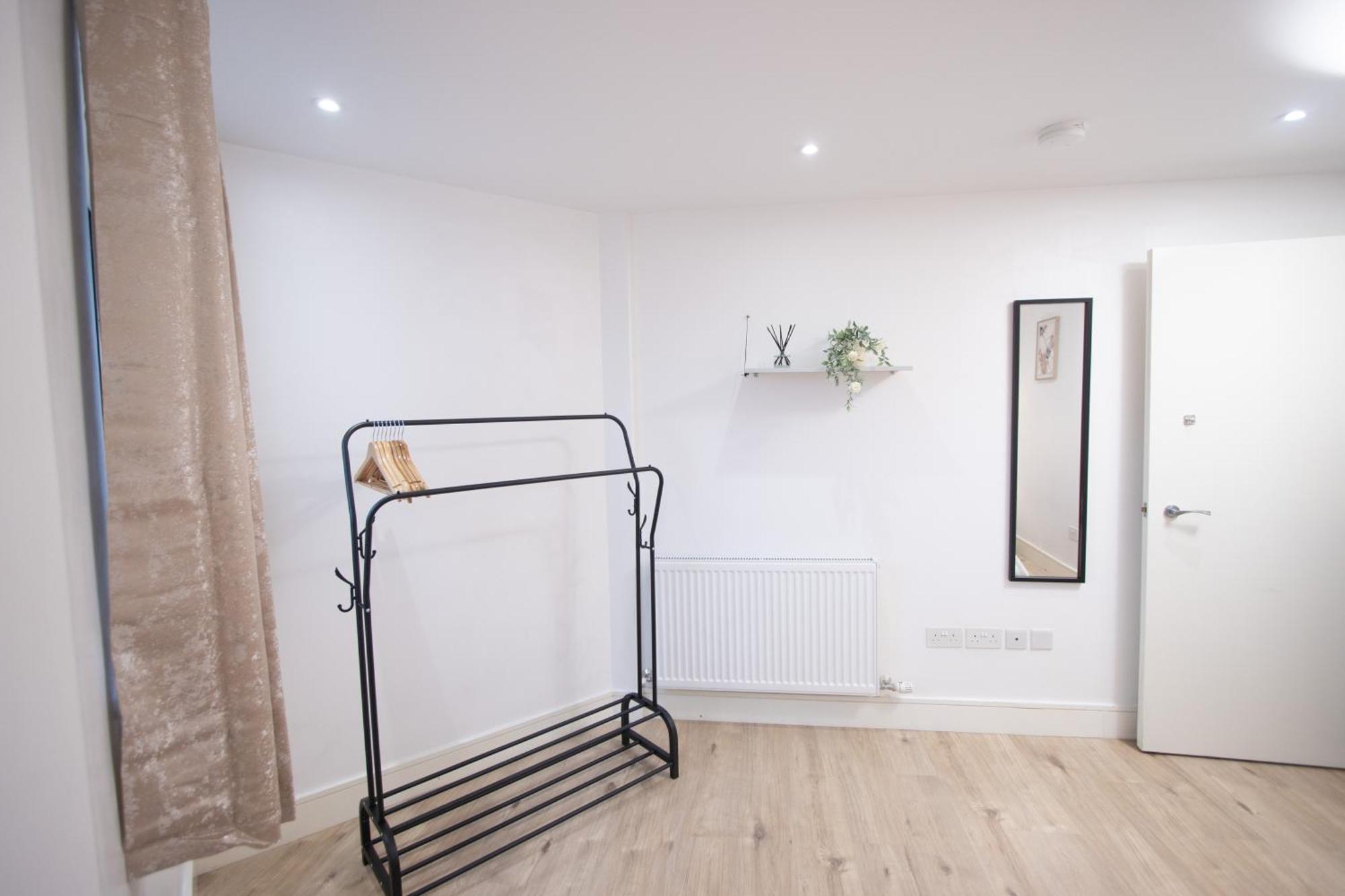 Apartment Midland I 1-min Walk To Town Centre & Station I 8-mins To Airport I Private Balcony *