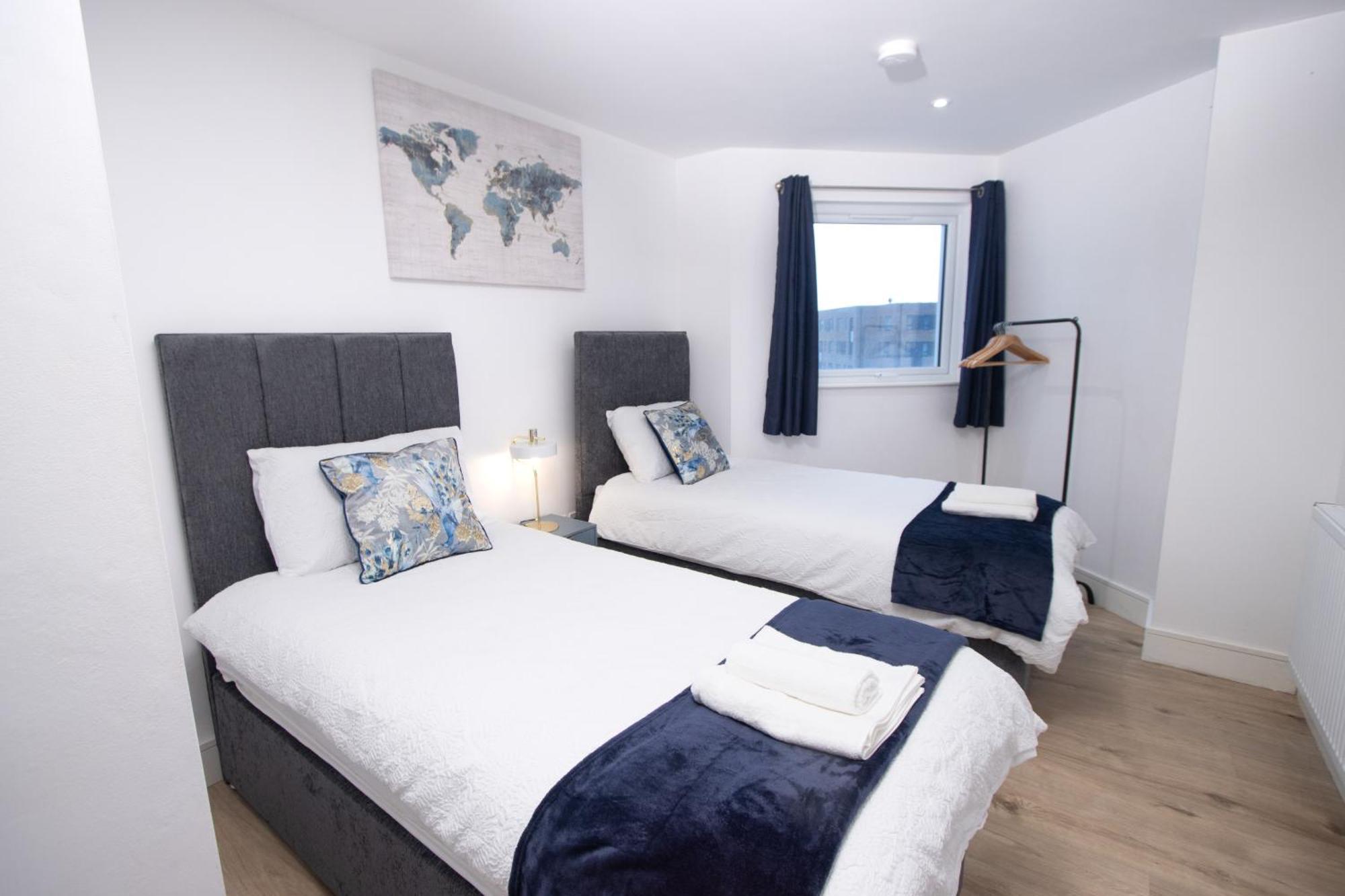 Midland I 1-min Walk To Town Centre & Station I 8-mins To Airport I Private Balcony
