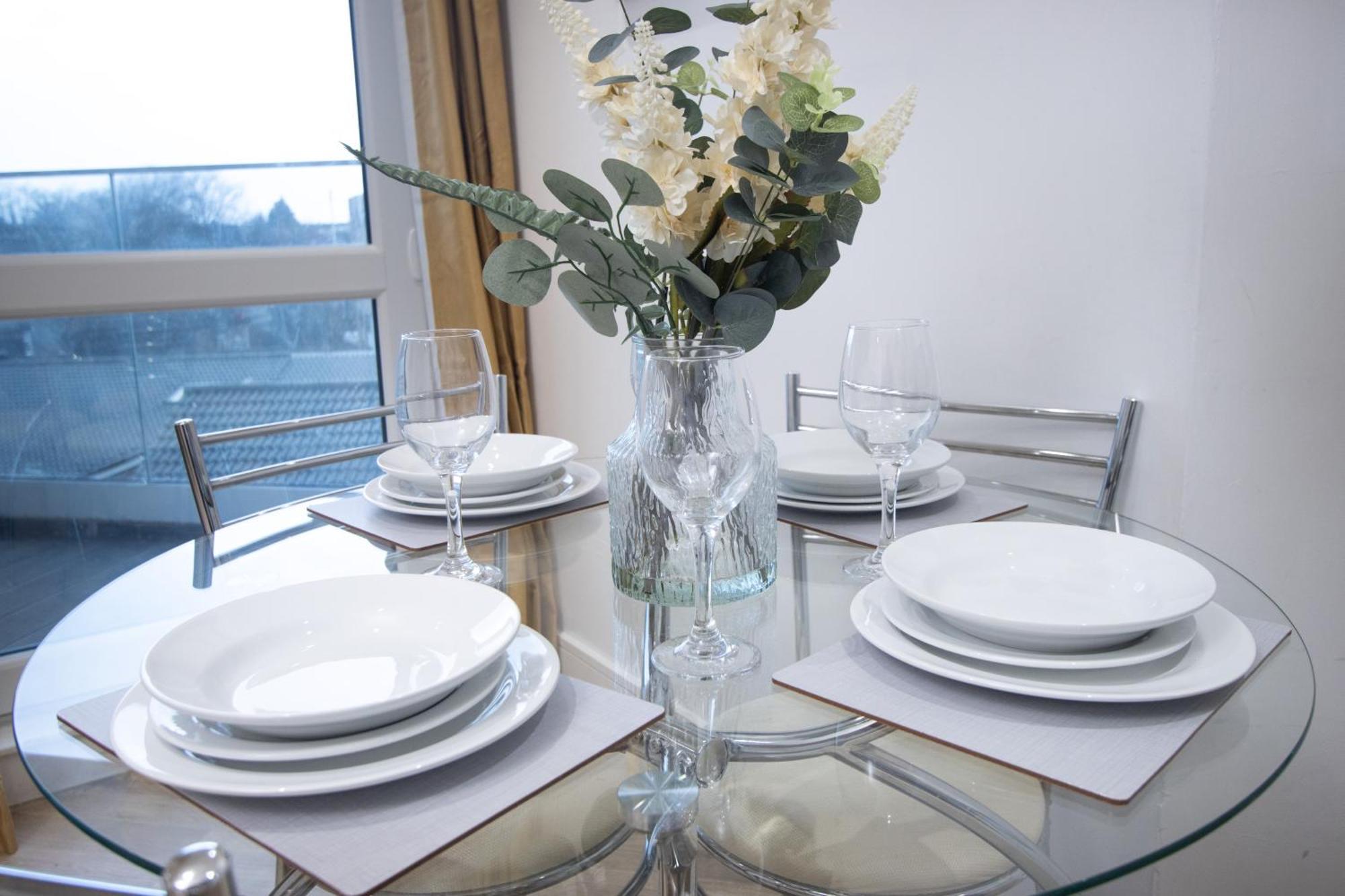 Midland I 1-min Walk To Town Centre & Station I 8-mins To Airport I Private Balcony Apartment *