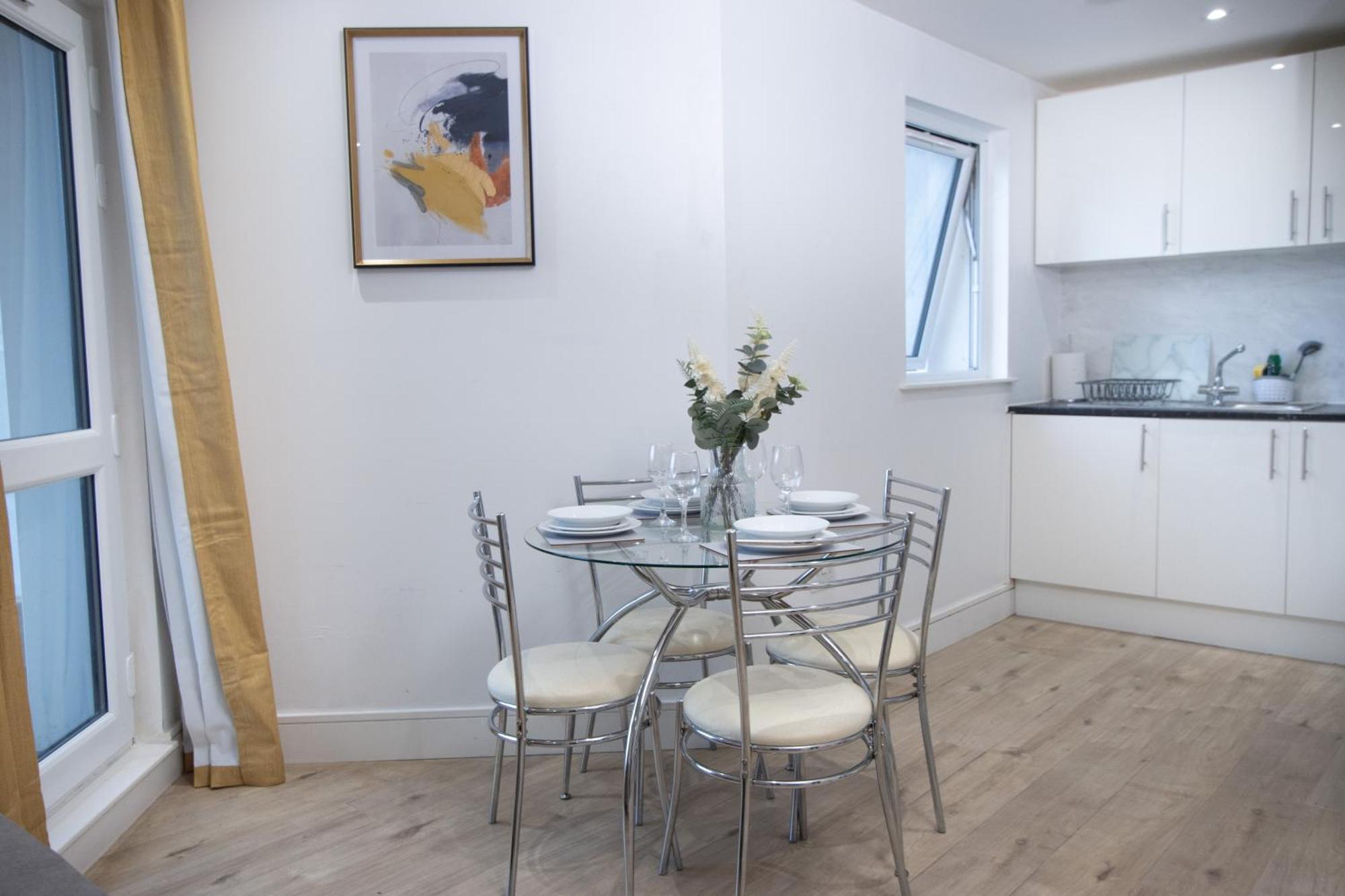 Midland I 1-min Walk To Town Centre & Station I 8-mins To Airport I Private Balcony Apartment Luton (Bedfordshire)