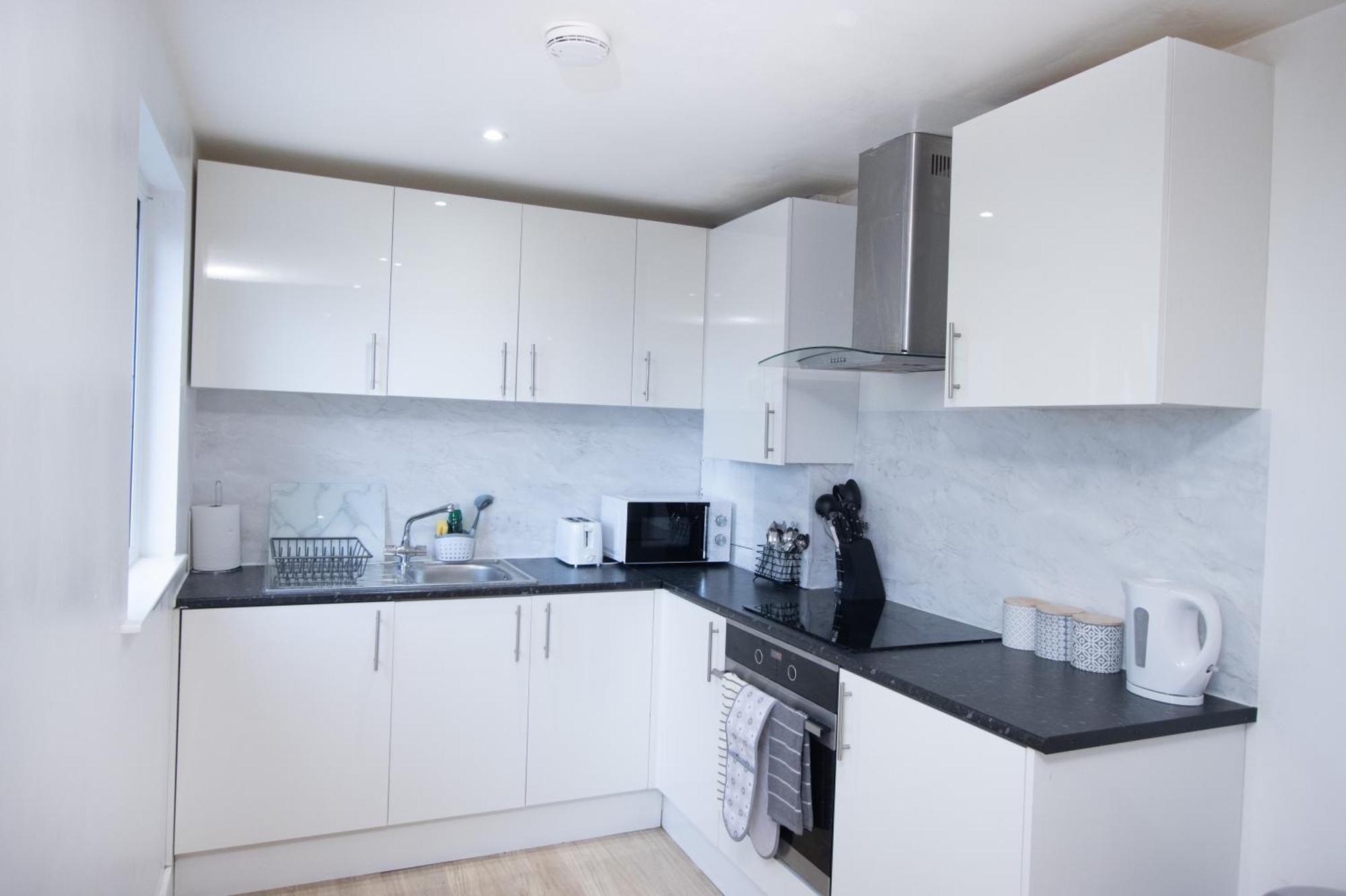 Midland I 1-min Walk To Town Centre & Station I 8-mins To Airport I Private Balcony Luton (Bedfordshire)