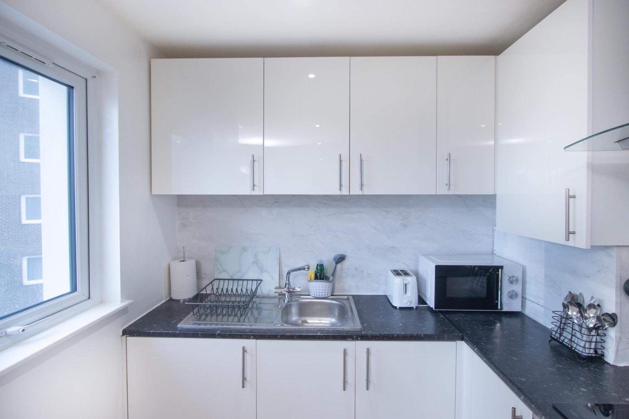 Midland I 1-min Walk To Town Centre & Station I 8-mins To Airport I Private Balcony