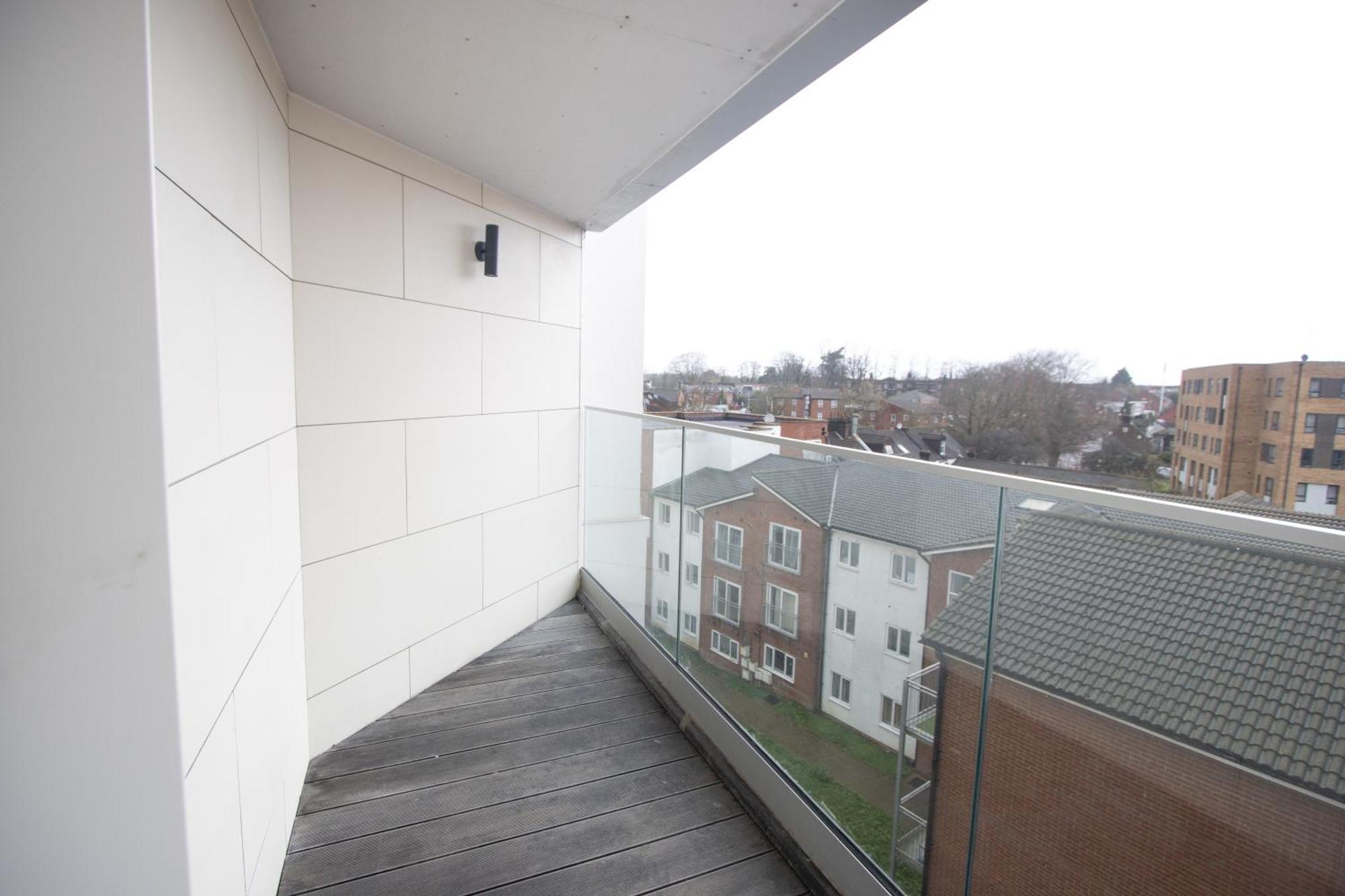 Midland I 1-min Walk To Town Centre & Station I 8-mins To Airport I Private Balcony Apartment