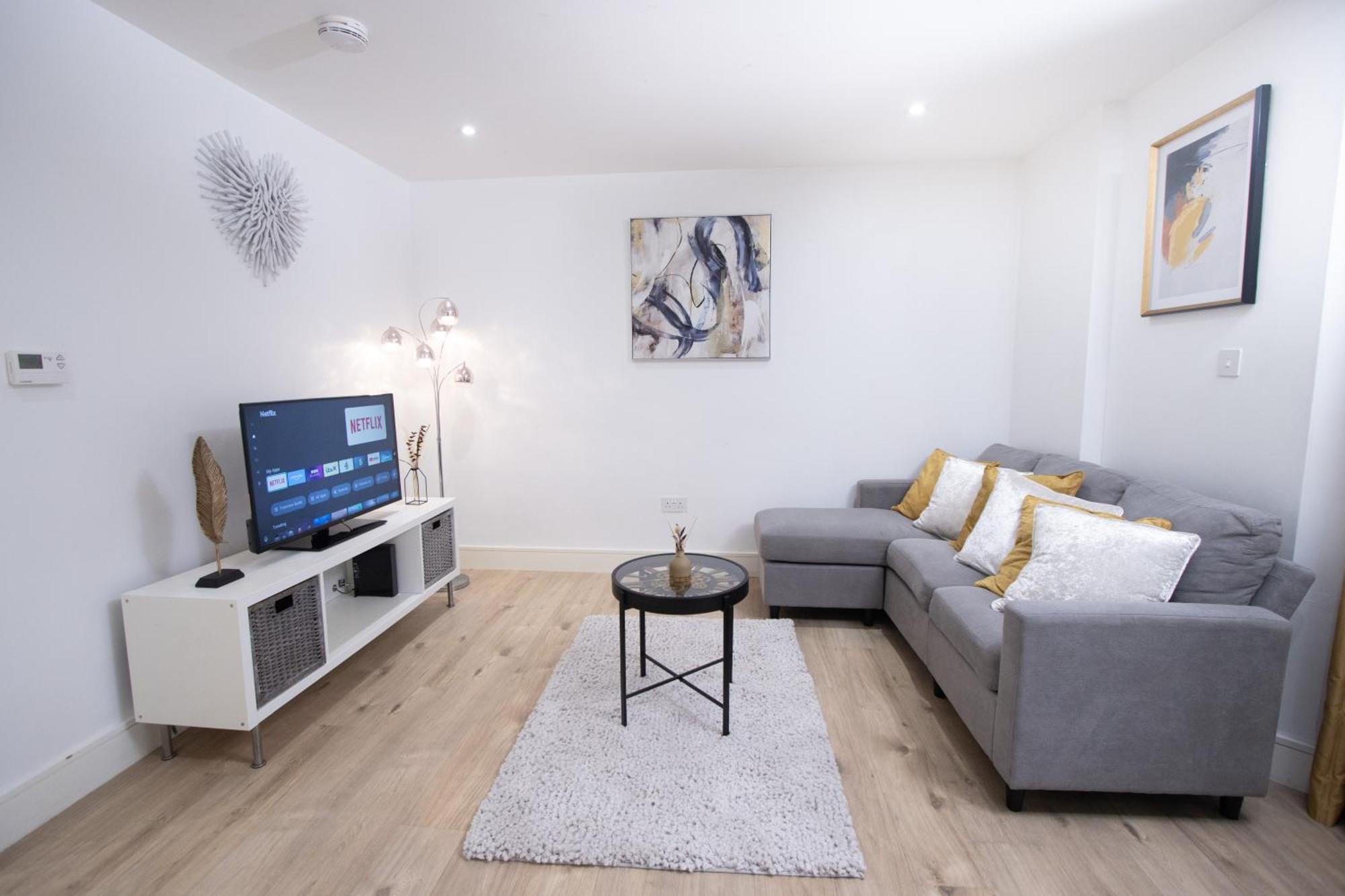 Midland I 1-min Walk To Town Centre & Station I 8-mins To Airport I Private Balcony Luton (Bedfordshire)